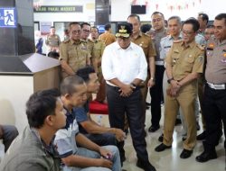 Pj. Gubernur Tinjau Pelaksanaan Program Pemutihan Pajak Kendaraan Bermotor di Kantor Samsat Rajabasa Bandarlampung