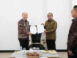 Pj. Gubernur Samsudin Serahkan SK Mendagri tentang Perpanjangan Masa Jabatan Pj. Bupati Tanggamus kepada Mulyadi Irsan