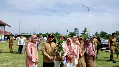 Pj. Gubernur Ikut Serta dalam Penghijauan Ruas Jalan Tol  bakauheni-terbanggi besar bantuk Kurangi Polusi