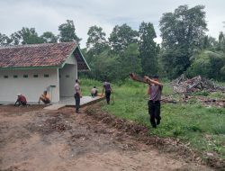 Jelang Bulan Suci Ramadhan, Polsek Sukadana Bersama Masyarakat Bersihkan Mushola