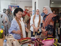 Lampung Dapat Kehormatan, Ketua Umum IAD Kunjungi Dekranasda dan Apresiasi Wastra Lokal