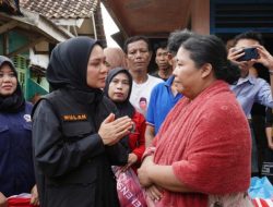 Wulan Mirza Kunjungi Korban Banjir di Panjang, Serahkan Bantuan dan Sampaikan Belasungkaw