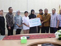 Dinas Kominfotik dan BPJS Ketenagakerjaan Serahkan Santunan Sosial Kepada Keluarga Almarhum PTHL