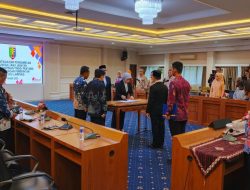 Risky Sofyan dan Fitrianita Damhuri saat pengambilan sumpah jabatan