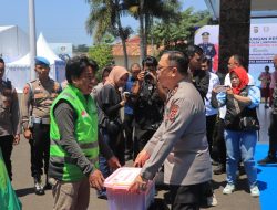 Ringankan Beban Warga, Kapolda Lampung Bagikan 50 Paket Sembako untuk Pekerja Informal