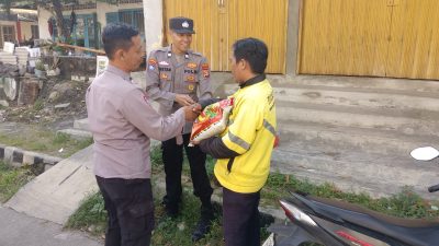Polres Metro Jalin Silaturahmi dengan Ponpes Roudlatul Qur’an dan Serahkan Bansos untuk Driver Ojol-Warga
