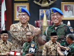 PUSPOM AD Anugerahi Gubernur Rahmat Mirzani Djausal Warga Kehormatan dan Pin Emas Polisi Militer