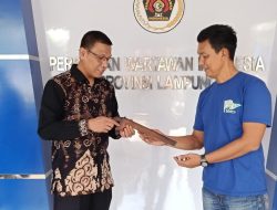 Kanjeng Andy Achmad Serahkan Badik Pagardewa kepada Ketua PWI Lampung, Wujudkan Misi Pelestarian Pusaka Lampung