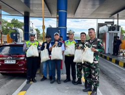 Tol Bakter Beri Bingkisan bagi Pengguna Jalan Peserta Ijtima Ulama dan Umara Internasional 2025 di Lampung
