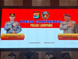 Polda Lampung Mengklarifikasi Terkait Viralnya kayu Glondong Terdampar Pinggir Pantai Pesisir Barat, Tanjung Setia Lampung.