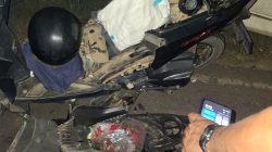 Adu banteng, Pengendara Mobil Avanza Roda 4 Bermuatan Penumpang Melawan Dua Pengendara Motor