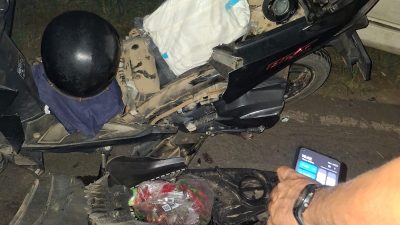 Adu banteng, Pengendara Mobil Avanza Roda 4 Bermuatan Penumpang Melawan Dua Pengendara Motor