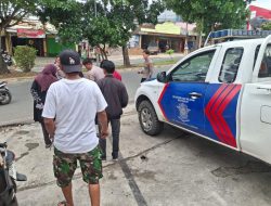 Lepas Control,Pengendara Motor Tabrak Seorang Pedagang Gerobak kaca Keliling Trotoar.