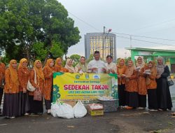 DPD AGPAII Bagikan Ribuan Takjil ke Masyarakat