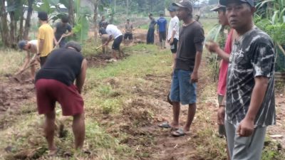 Tanpa Bantuan, Puluhan Warga Inisiatif Buka Akses Jalan Baru