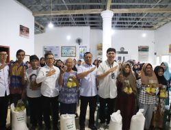 Bupati Pringsewu Serahkan Bantuan Pangan Tahun 2026 di Pekon Rejosari