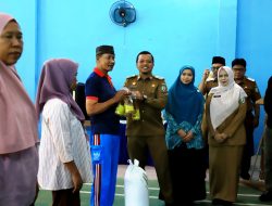 Jaga Daya Beli Warga, Bupati Pringsewu Salurkan Bantuan Pangan di Banyumas