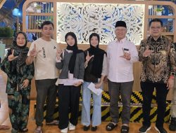 Mukhlis Basri Sambangi Keluarga Siswa Kembar Asal Krui yang Lolos UI, Beri Dukungan di Perantauan