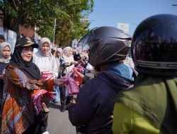 Sambut Hari Kemerdekaan Eva Dwiana Bagikan 10 Ribu Bendera Merah Putih ke Warga
