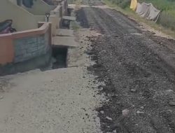 Warga Fajar Baru Gotong Royong Ratakan Jalan Pakai Kerukan Aspal, Tak Sabar Tunggu Janji Pemerintah